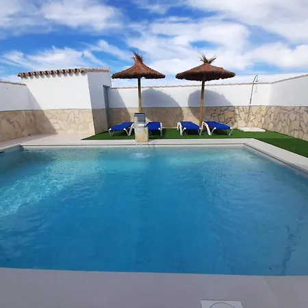 Villa Con Piscina Compartida Y Jardin En - Solo Familias - Es-180-81 *
